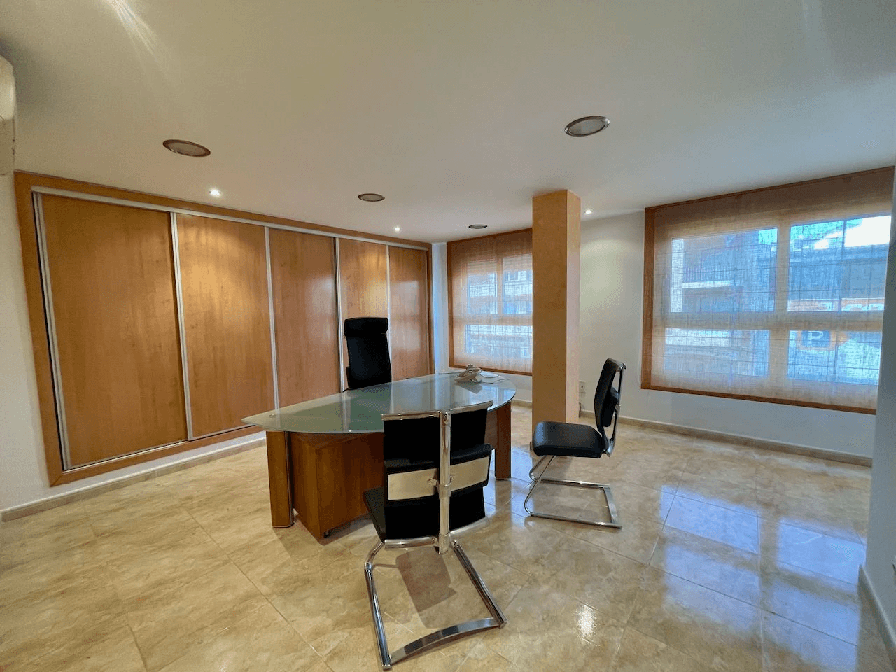Office with great potential for transformation into a flat or apartment in Teulada.