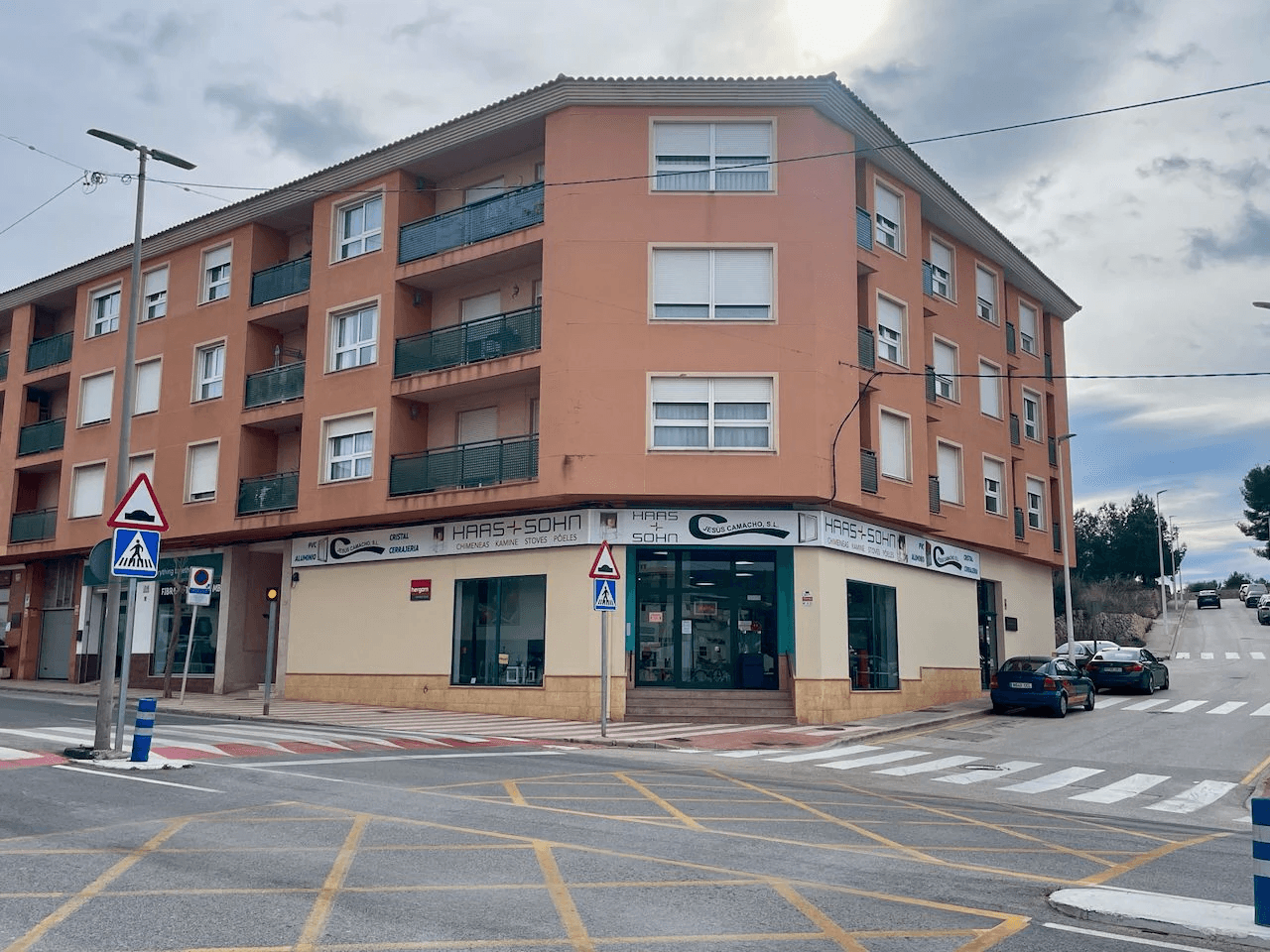 Office with great potential for transformation into a flat or apartment in Teulada.