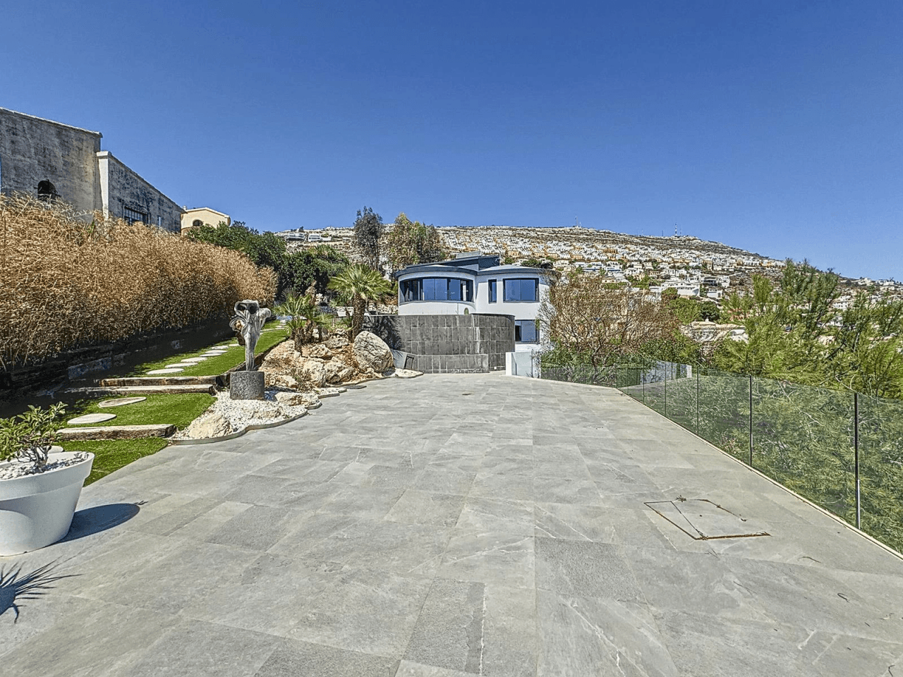Cumbre del Sol: renovierte Villa mit atemberaubendem Meerblick