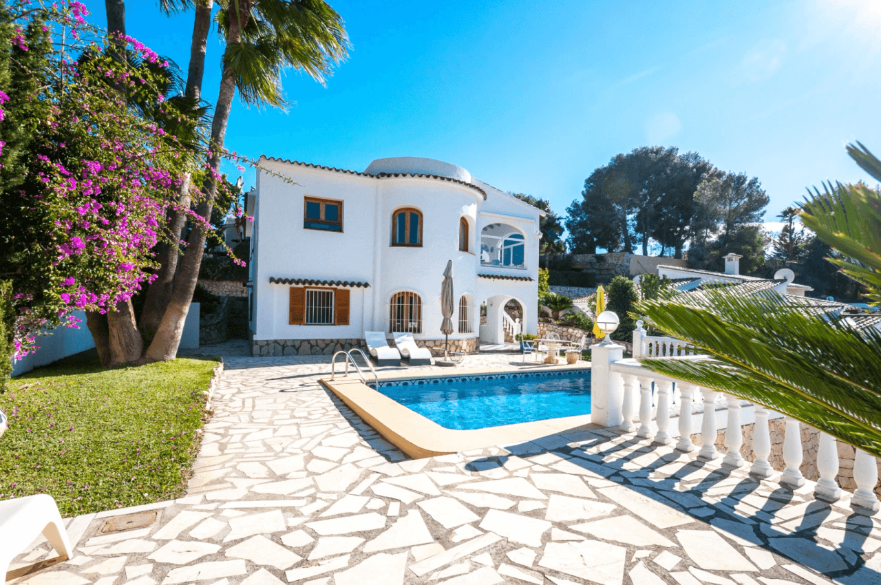 Villa mediterránea orientada al suroeste en Benissa cerca del campo de golf San Jaime.