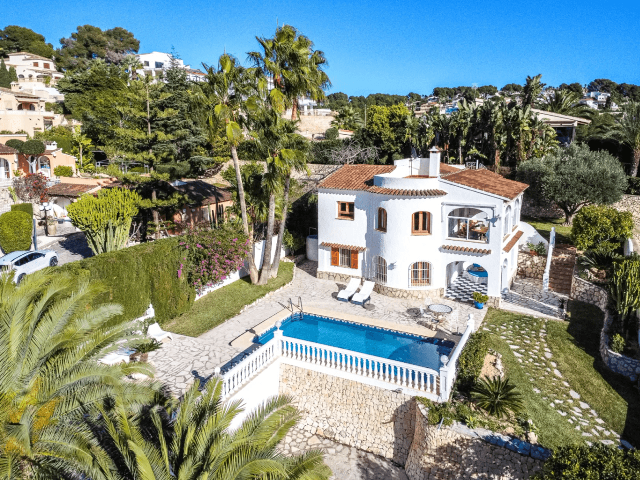 Villa mediterránea orientada al suroeste en Benissa cerca del campo de golf San Jaime.