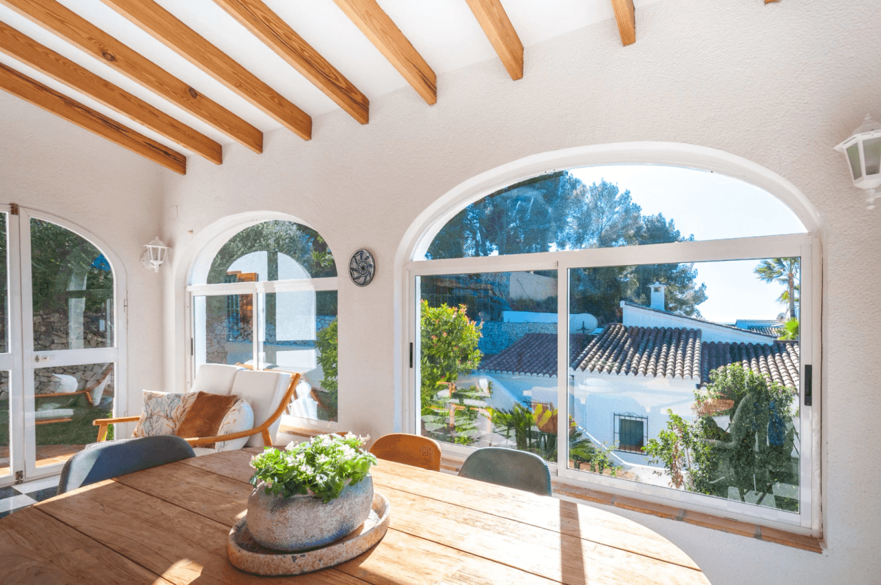 Villa mediterránea orientada al suroeste en Benissa cerca del campo de golf San Jaime.