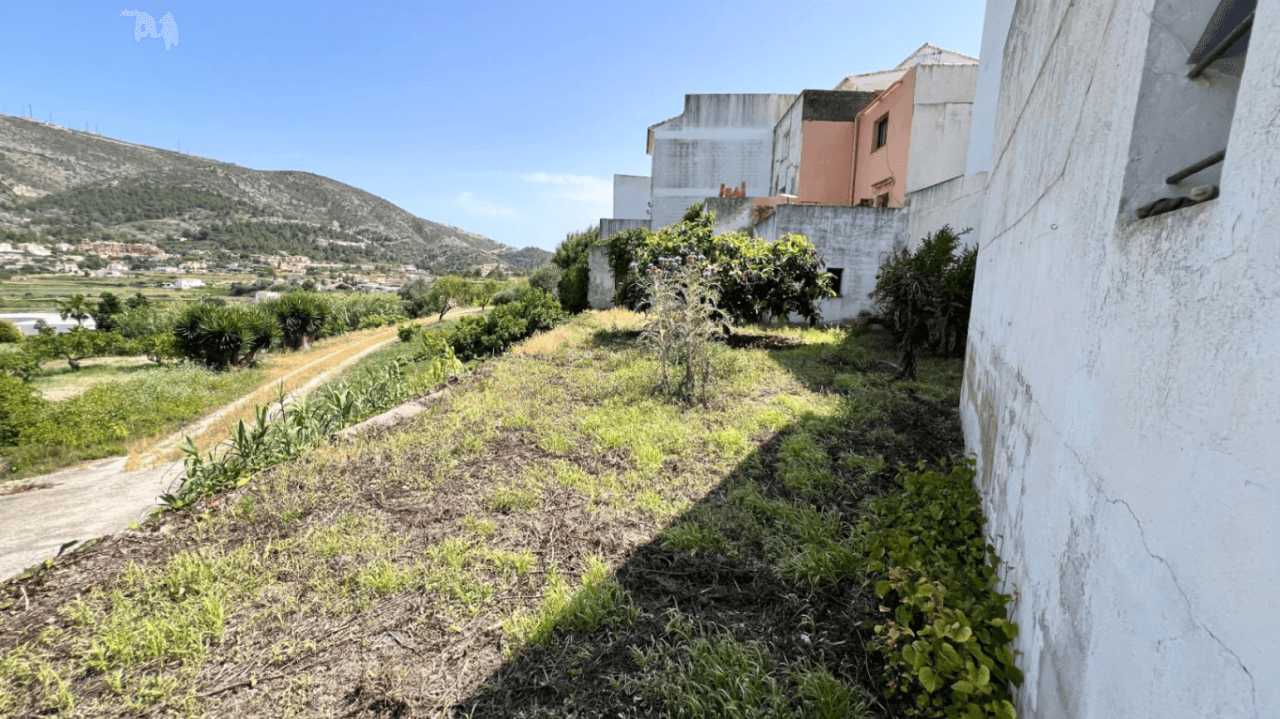 Casa de pueblo para reformar en el centro de Benitachell con gran parcela y enorme potencial
