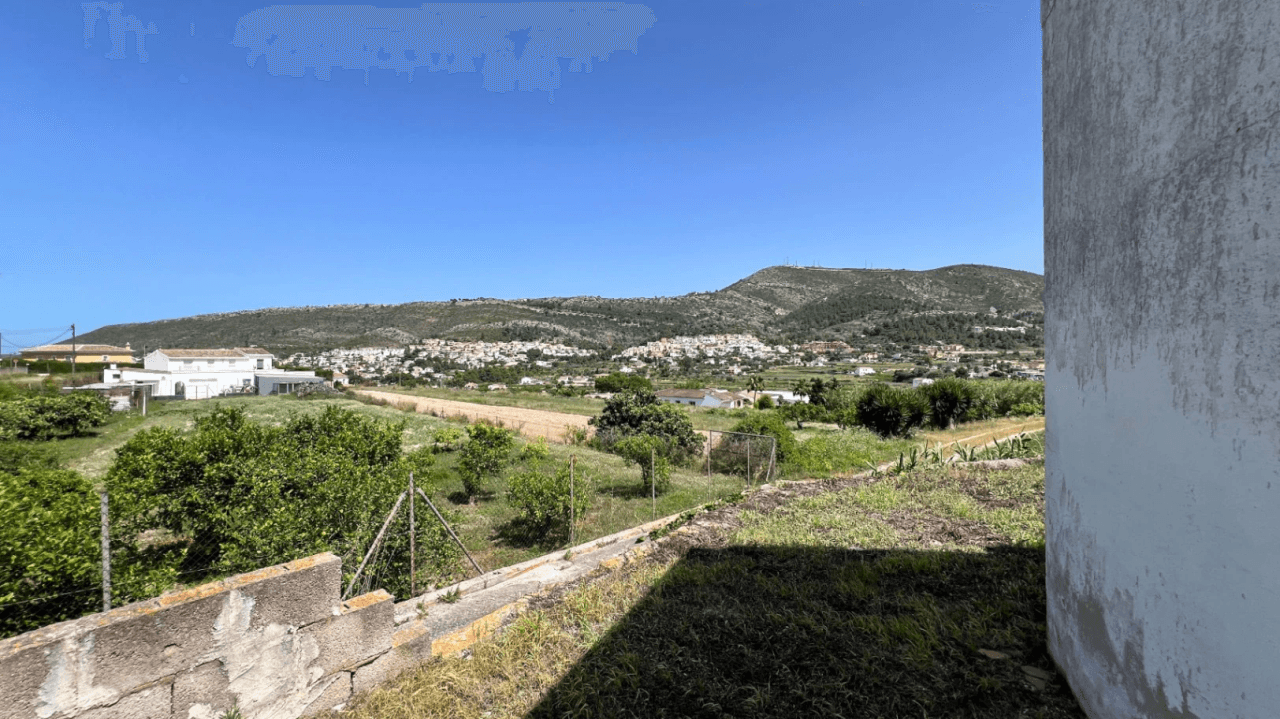 Casa de pueblo para reformar en el centro de Benitachell con gran parcela y enorme potencial