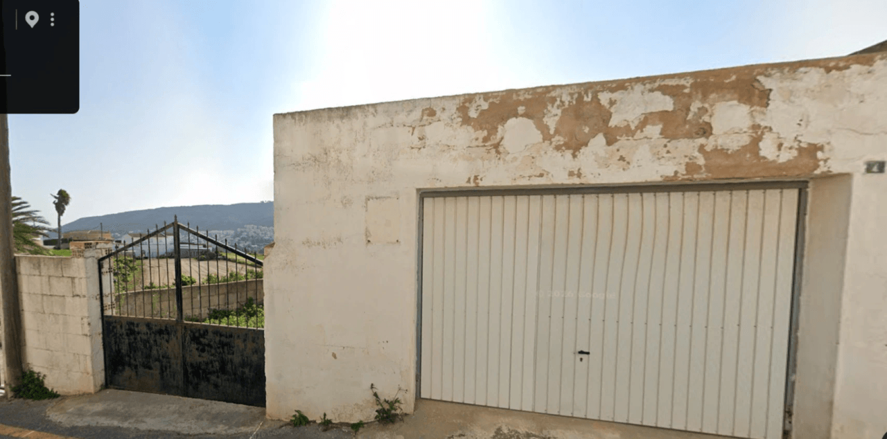 Casa de pueblo para reformar en el centro de Benitachell con gran parcela y enorme potencial