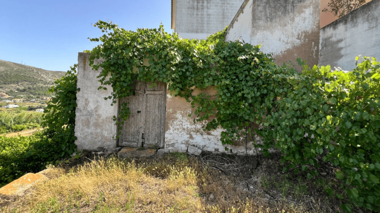 Casa de pueblo para reformar en el centro de Benitachell con gran parcela y enorme potencial