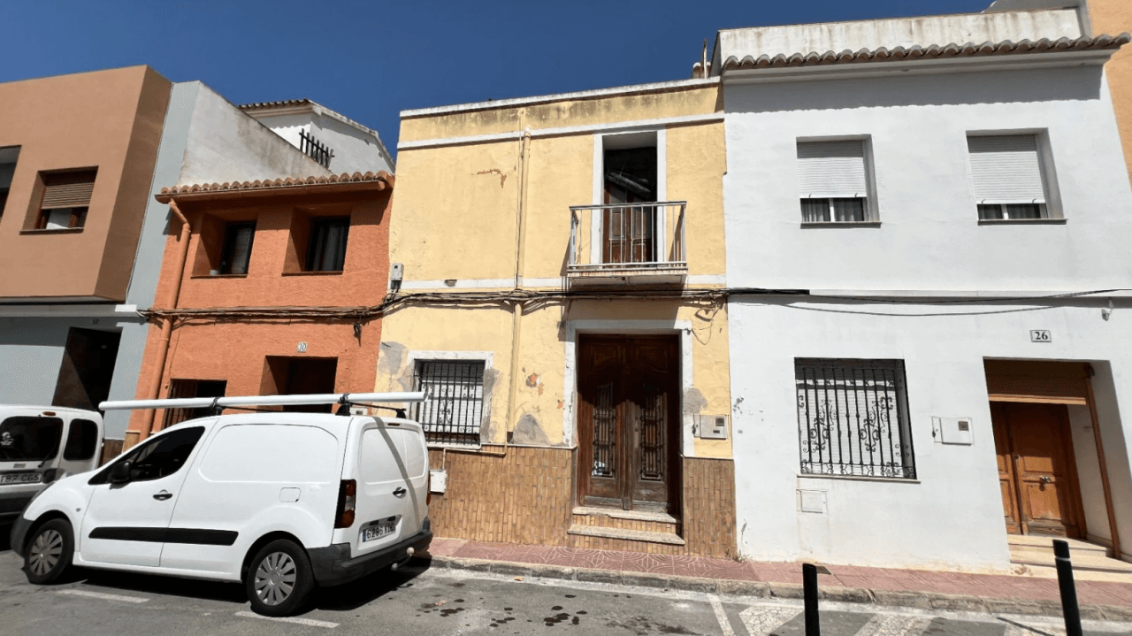 Casa de pueblo para reformar en el centro de Benitachell con gran parcela y enorme potencial