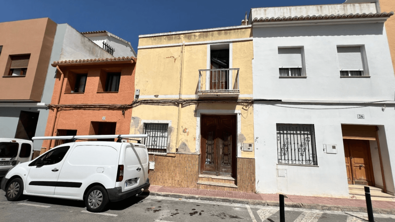 Casa de pueblo para reformar en el centro de Benitachell con gran parcela y enorme potencial