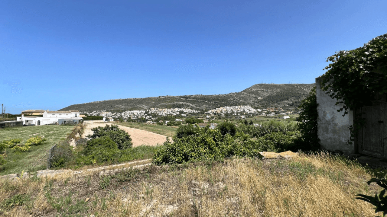 Casa de pueblo para reformar en el centro de Benitachell con gran parcela y enorme potencial