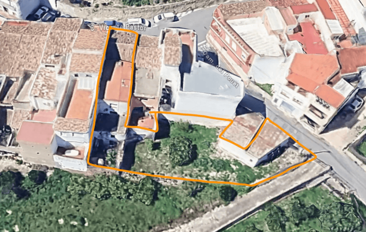 Dorfhaus zur Renovierung im Zentrum von Benitachell mit großem Grundstück und enormem Potenzial.