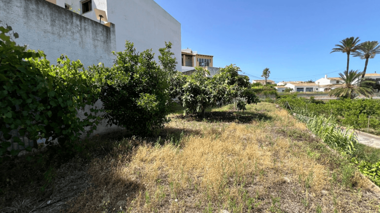 Casa de pueblo para reformar en el centro de Benitachell con gran parcela y enorme potencial