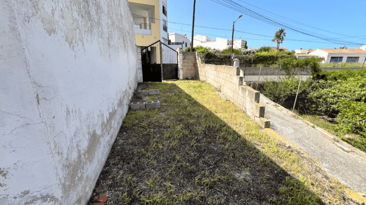 Casa de pueblo para reformar en el centro de Benitachell con gran parcela y enorme potencial