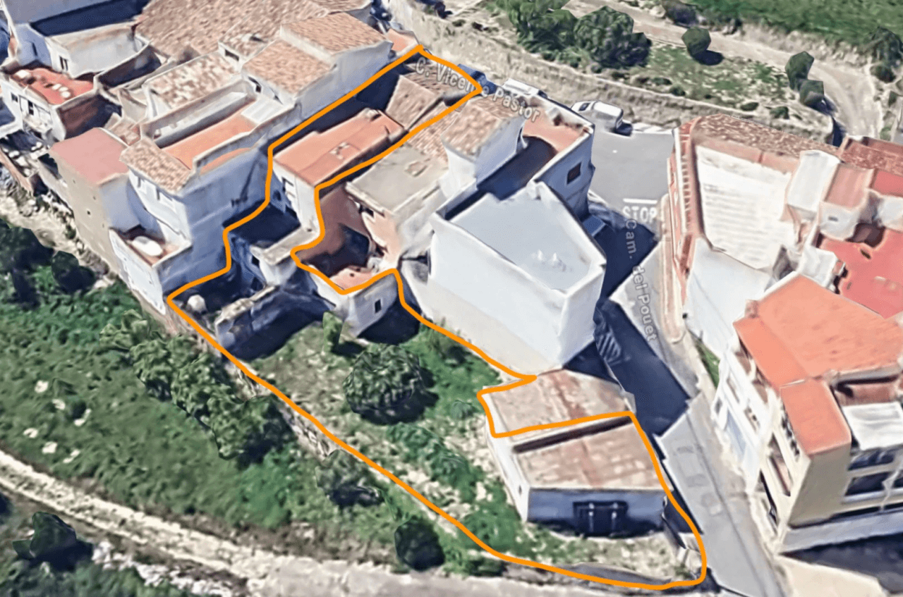 Casa de pueblo para reformar en el centro de Benitachell con gran parcela y enorme potencial