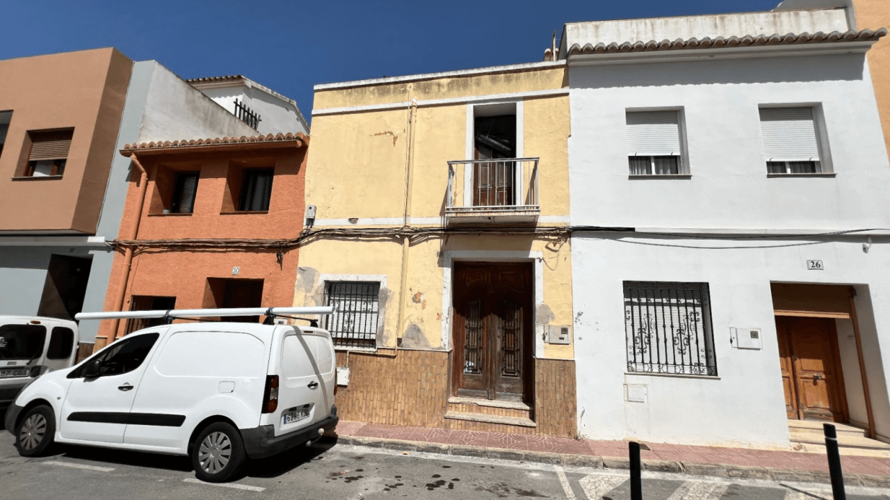 Casa de pueblo para reformar en el centro de Benitachell con gran parcela y enorme potencial