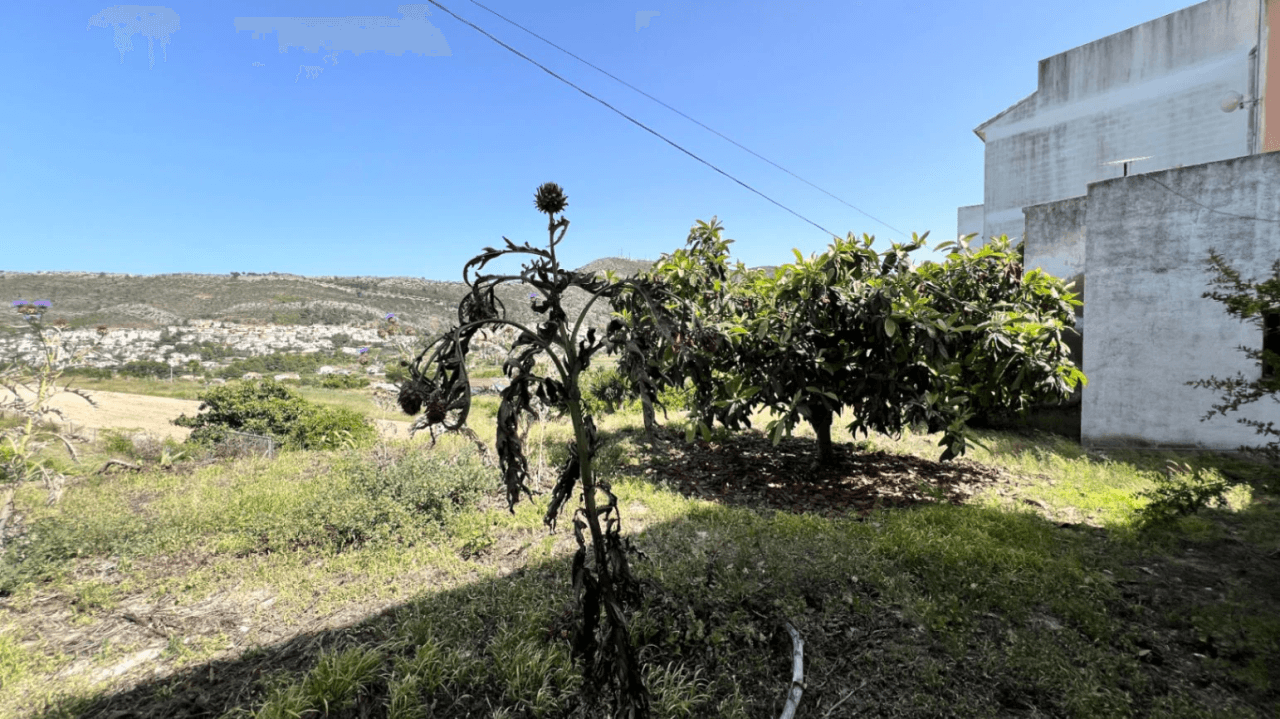 Casa de pueblo para reformar en el centro de Benitachell con gran parcela y enorme potencial