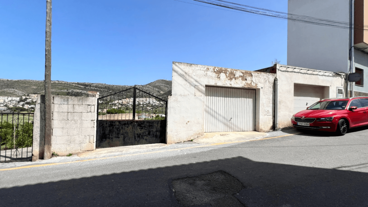 Casa de pueblo para reformar en el centro de Benitachell con gran parcela y enorme potencial