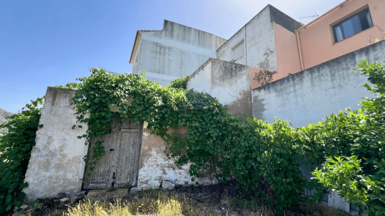 Casa de pueblo para reformar en el centro de Benitachell con gran parcela y enorme potencial