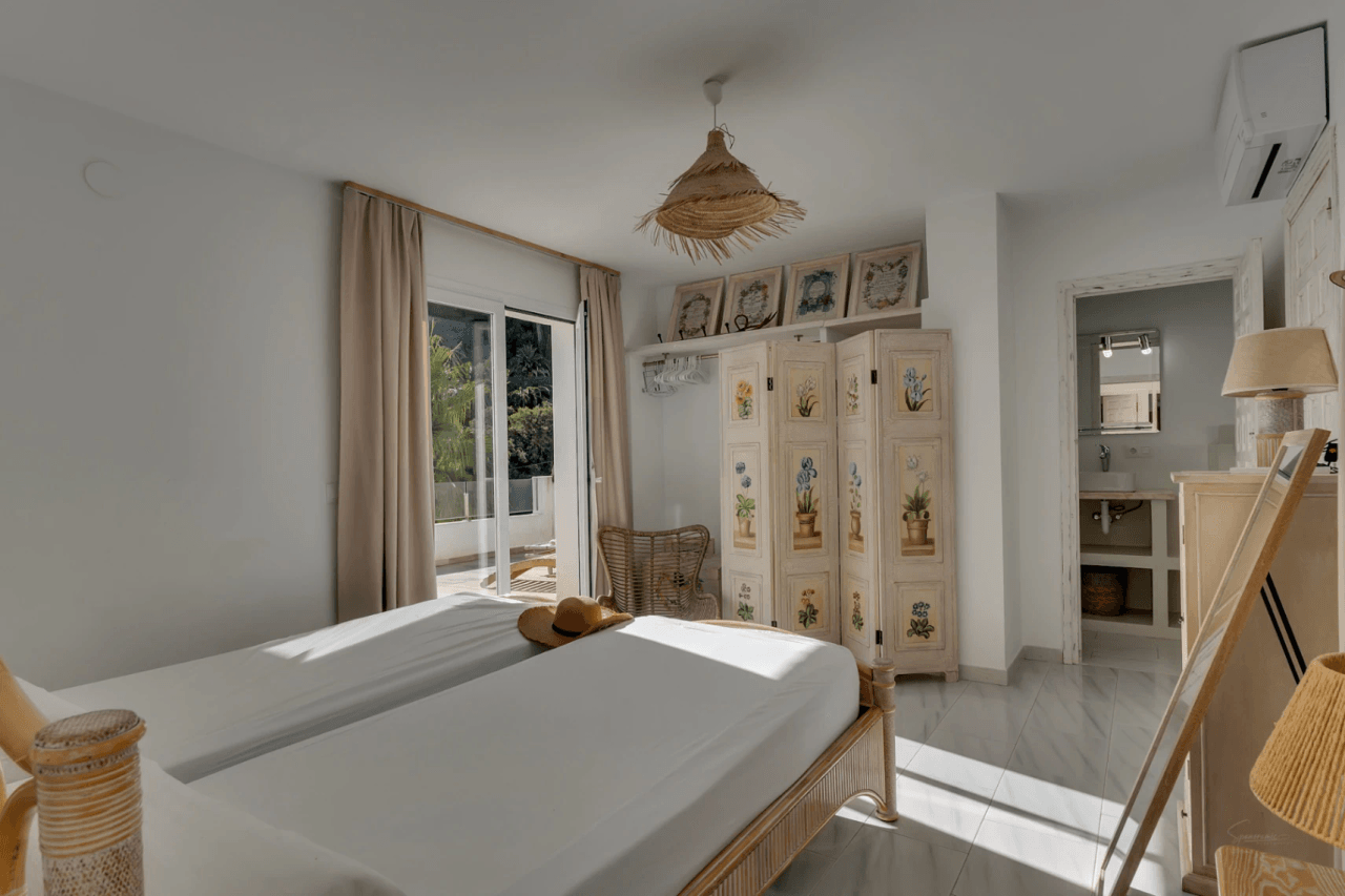 Beautiful, spacious villa with sea views for sale in Benimeit, Moraira