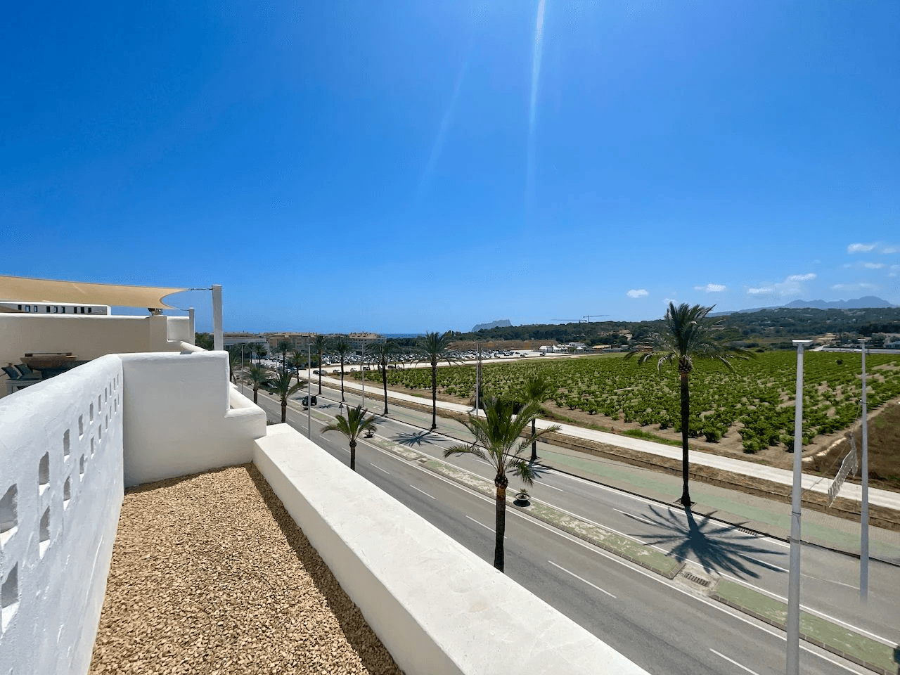 Luxuriöse Duplex-Penthouse-Wohnung, vollständig renoviert im Club Moraira mit privatem Pool und Meerblick.