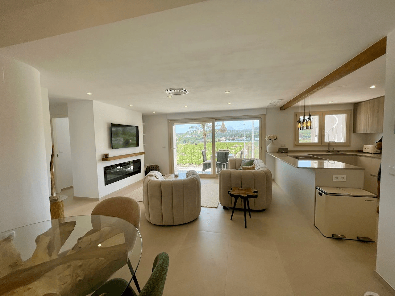 Luxuriöse Duplex-Penthouse-Wohnung, vollständig renoviert im Club Moraira mit privatem Pool und Meerblick.