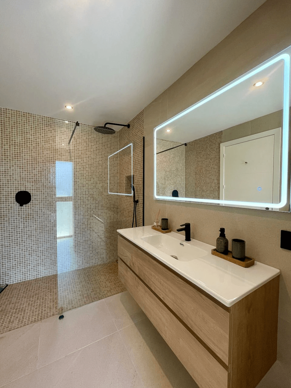 Luxuriöse Duplex-Penthouse-Wohnung, vollständig renoviert im Club Moraira mit privatem Pool und Meerblick.
