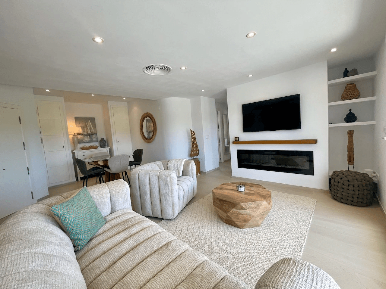 Luxuriöse Duplex-Penthouse-Wohnung, vollständig renoviert im Club Moraira mit privatem Pool und Meerblick.