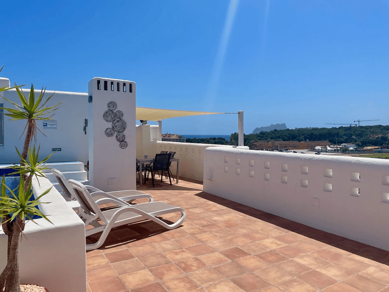 Luxuriöse Duplex-Penthouse-Wohnung, vollständig renoviert im Club Moraira mit privatem Pool und Meerblick.