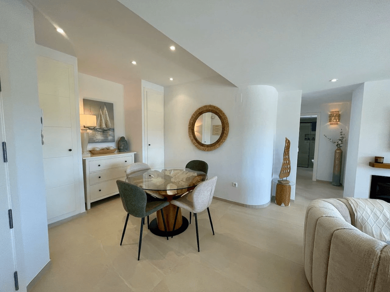 Luxuriöse Duplex-Penthouse-Wohnung, vollständig renoviert im Club Moraira mit privatem Pool und Meerblick.