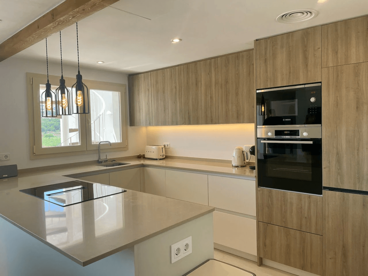 Luxuriöse Duplex-Penthouse-Wohnung, vollständig renoviert im Club Moraira mit privatem Pool und Meerblick.