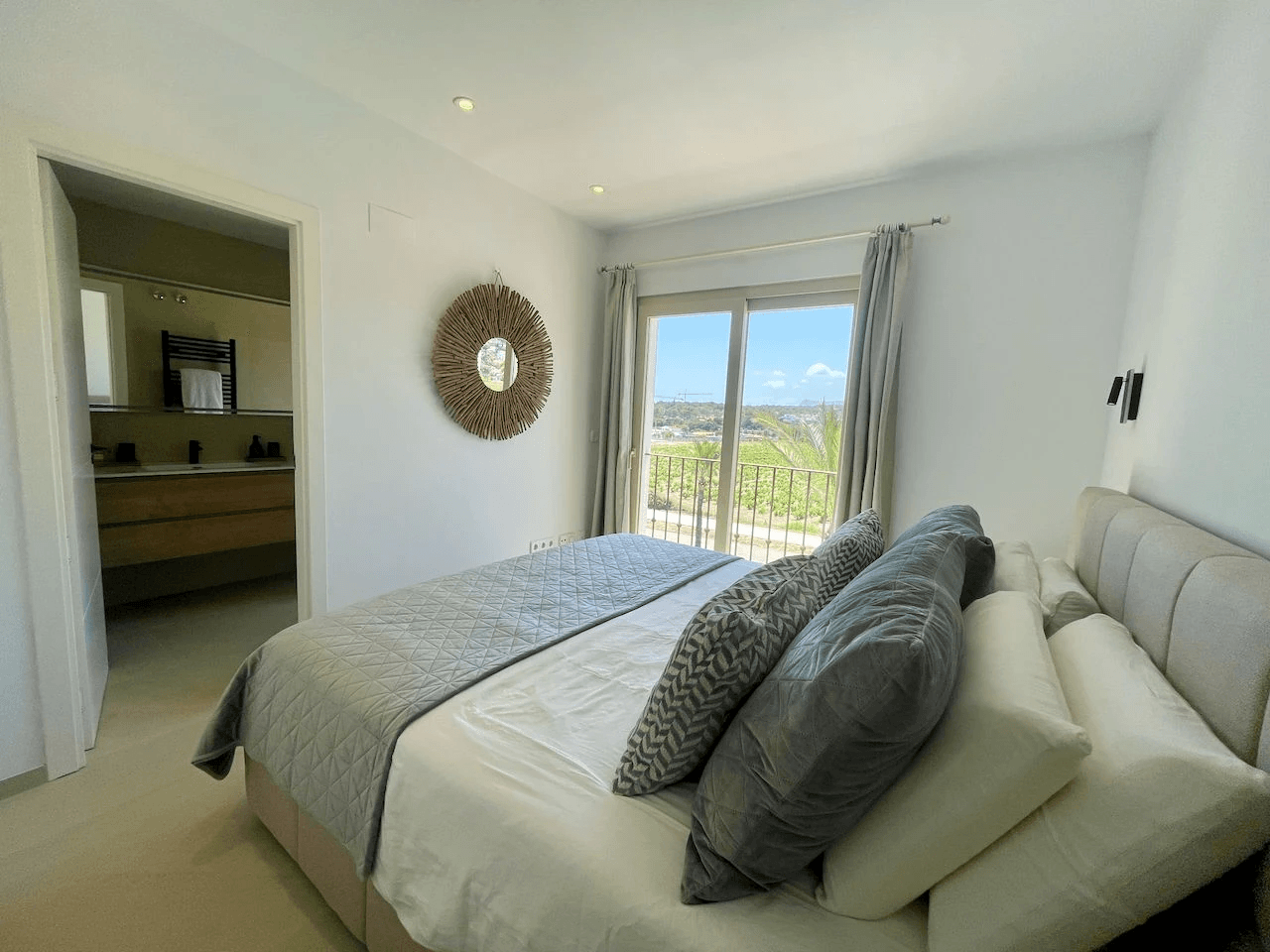 Luxuriöse Duplex-Penthouse-Wohnung, vollständig renoviert im Club Moraira mit privatem Pool und Meerblick.