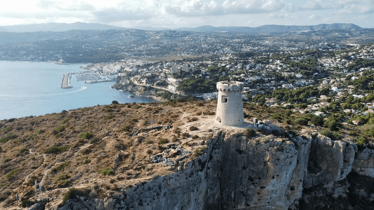 Met pensioen gaan in Moraira: Waarom Noord-Costa Blanca één van Europa’s beste bestemmingen is om met pensioen te gaan