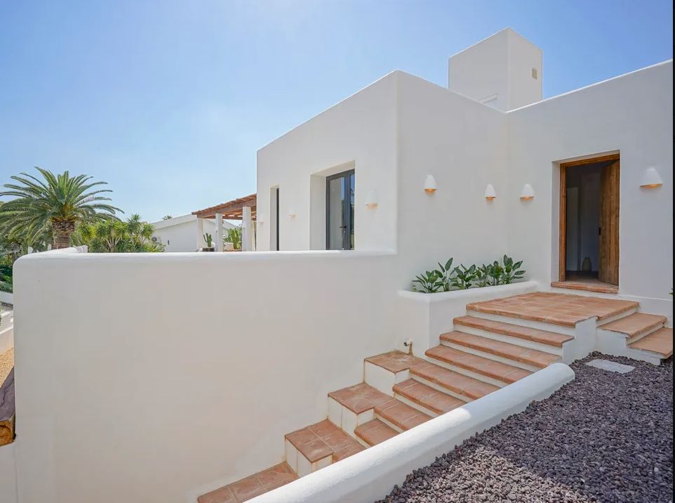 Gerenoveerde villa in Ibiza-stijl met uitzicht op de golfbaan in San Jaime Benissa