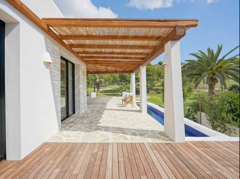Renovierte Villa im Ibiza-Stil mit Blick auf den Golfplatz in San Jaime Benissa