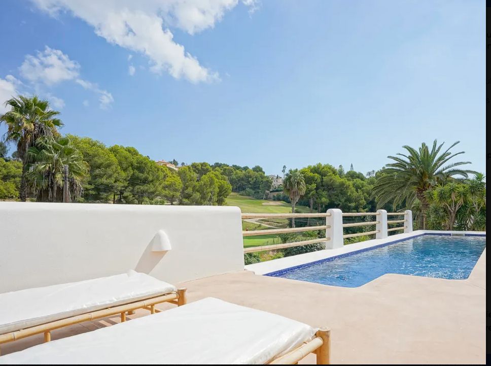 Gerenoveerde villa in Ibiza-stijl met uitzicht op de golfbaan in San Jaime Benissa