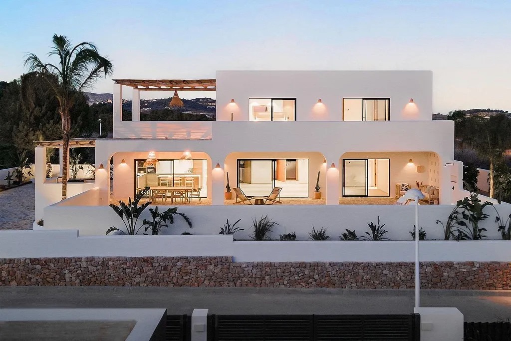 Villa im Ibiza-Stil mit Meerblick in Camarrocha Moraira
