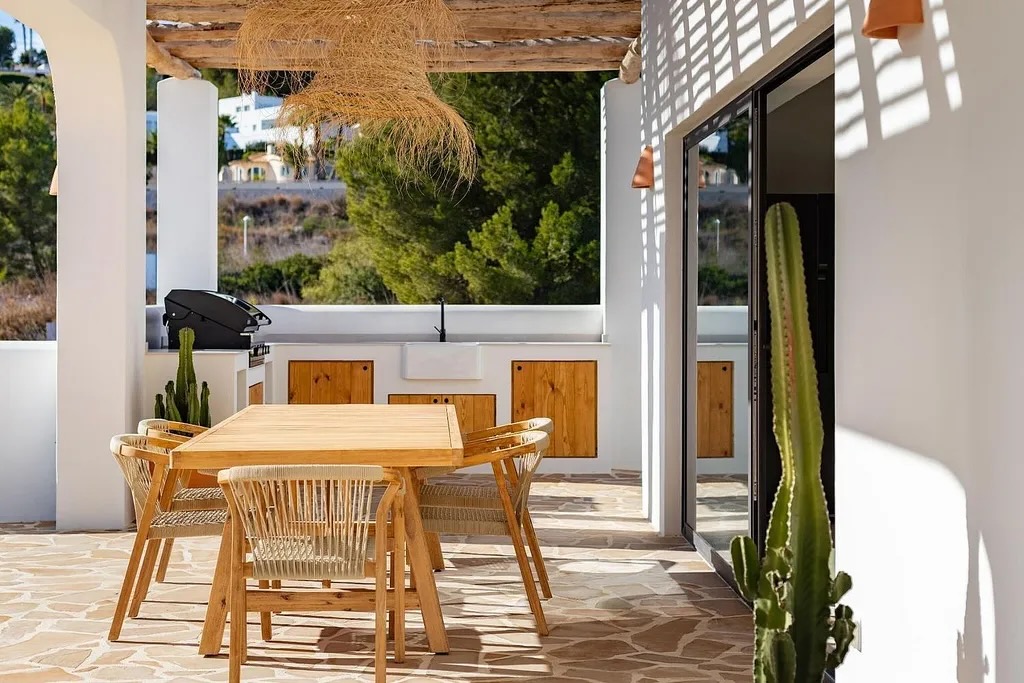 Villa de style Ibiza avec vue sur la mer à Camarrocha Moraira