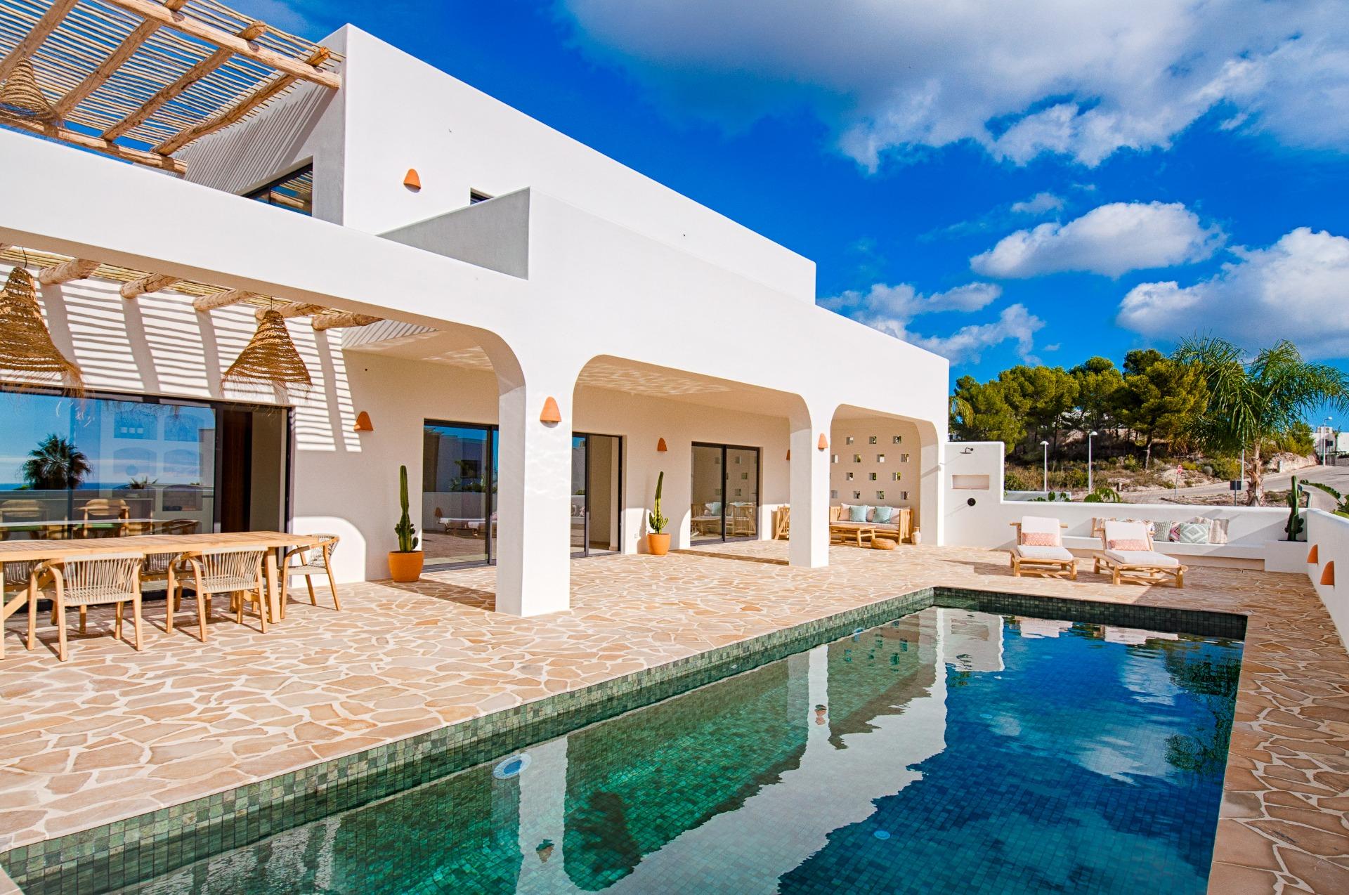 Villa im Ibiza-Stil mit Meerblick in Camarrocha Moraira