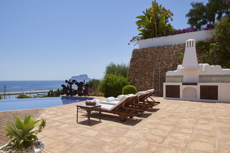 Villa in Ibiza-stijl te koop in Portet Moraira, Costa Blanca