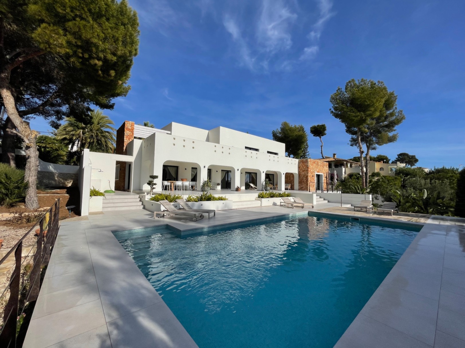 Luxe villa in Ibiza-stijl met uitzicht op zee in San jaime Moraira