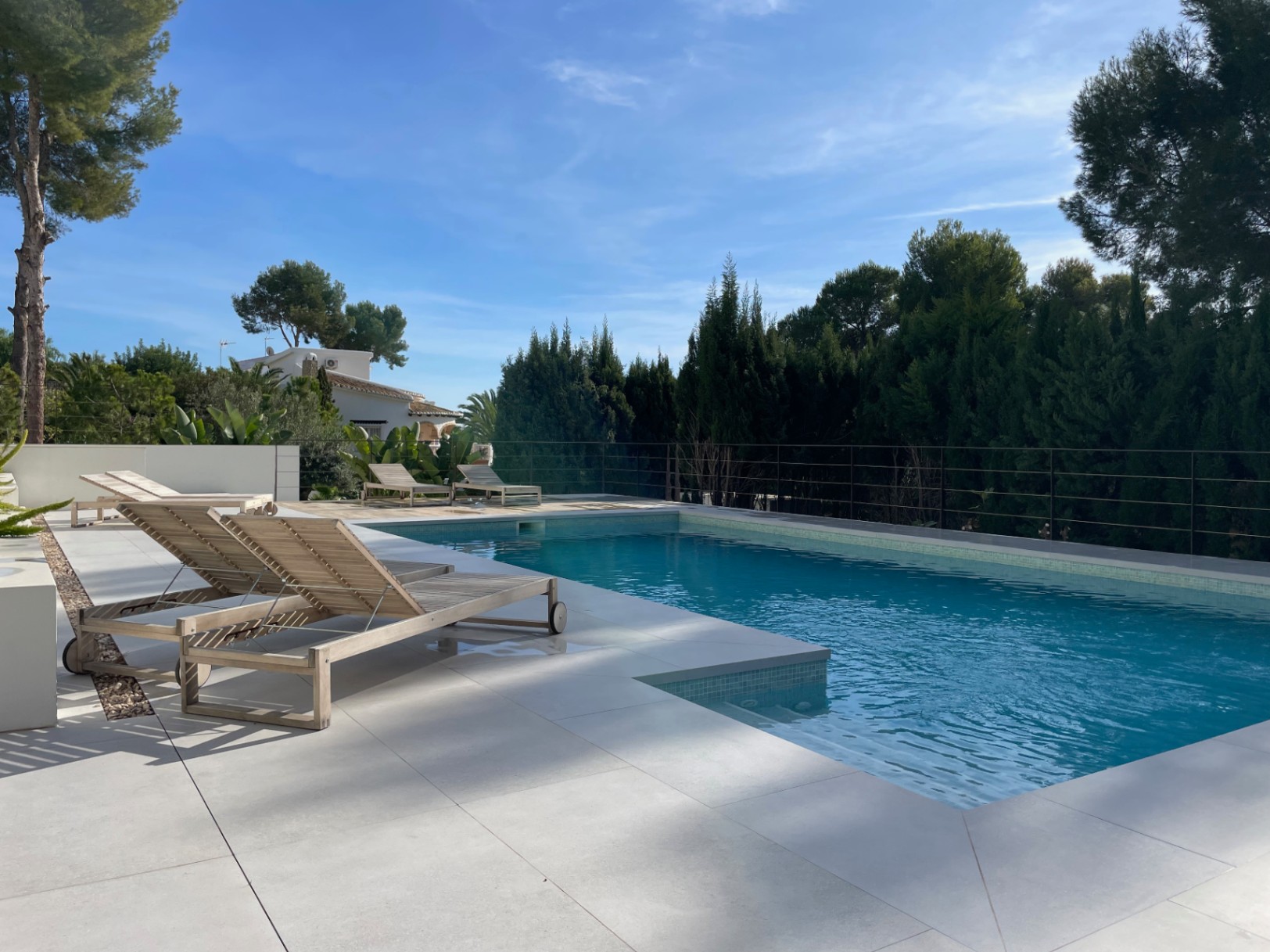 Luxe villa in Ibiza-stijl met uitzicht op zee in San jaime Moraira