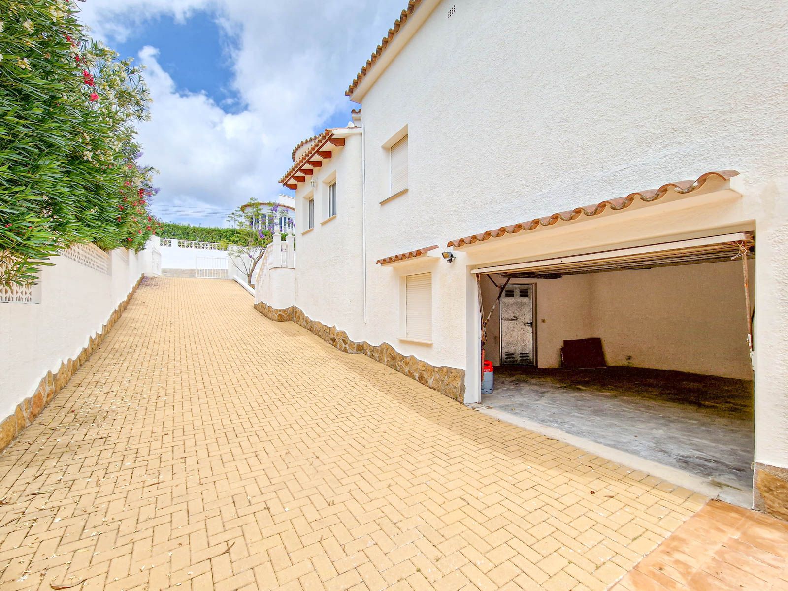Gerenoveerde villa in Ibiza-stijl te koop in Costera del Mar Moraira, Costa Blanca