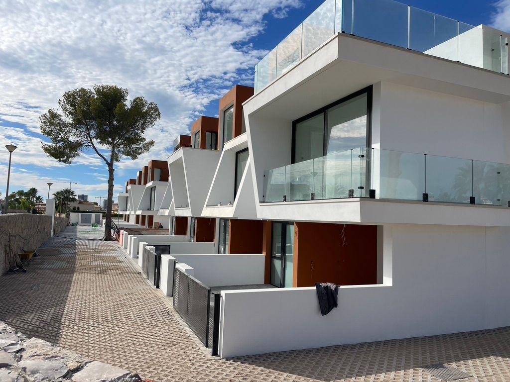 Moderne nieuwbouw halfvrijstaande woning te koop in Calpe