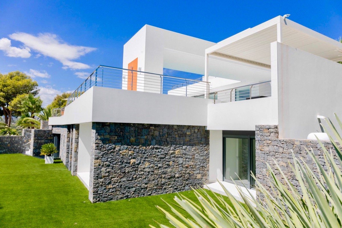 Moderne villa met zeezicht te koop in Moraira, Costa Blanca