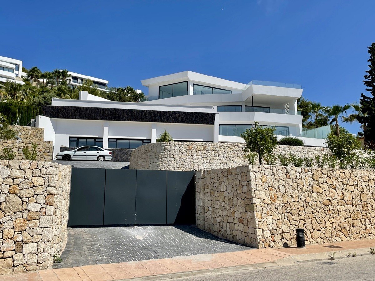 Villa moderna de obra nueva en venta en Benissa con vistas al mar en Raco de Galeno