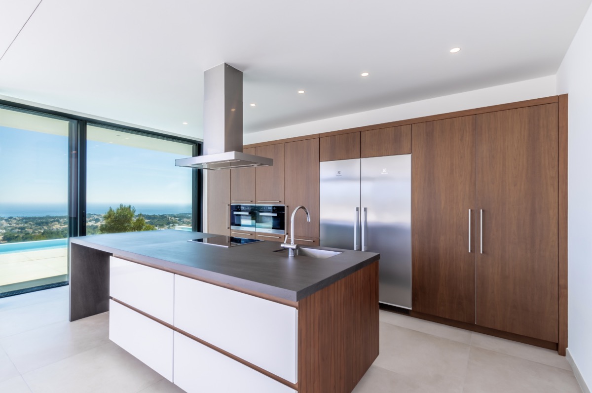 Nieuwbouw moderne villa met zeezicht te koop in Benissa