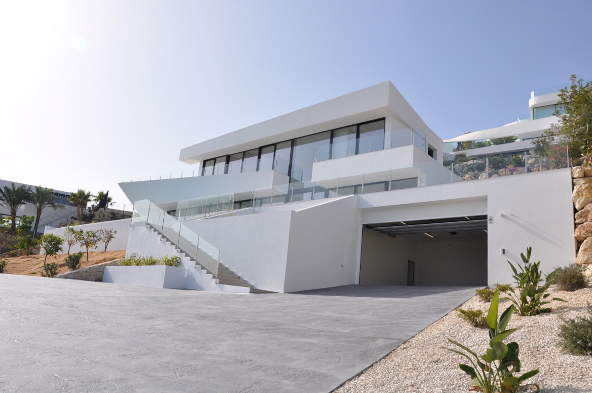 Nieuwbouw moderne villa met zeezicht te koop in Benissa