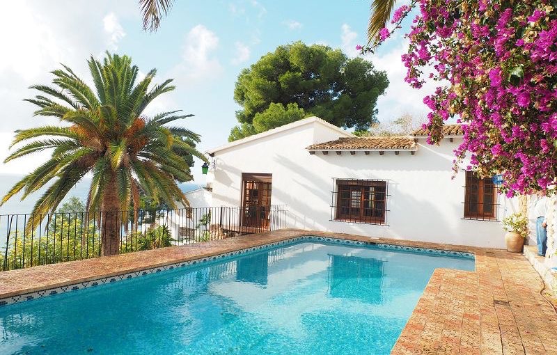 Villa de estilo mediterráneo en venta en primera línea de mar en El Portet de Moraira